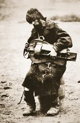 Paysan russe jouant de la vielle à roue, vers les années 1880